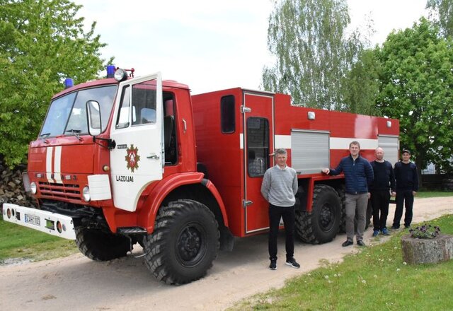 Vieną seniausių savivaldybės priešgaisrinei tarnybai priklausančių gaisrinių automobilių keičia...
